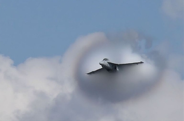 ▲ 전투기 음속돌파 장면.ⓒDAUM Photostory.com 캡쳐