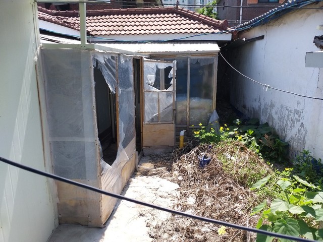 ▲ 서울시 종로구 옥인동 47-64번지 일대 옥인1주택재개발정비구역내 한 폐가. 주민들은 해질녘 이곳에 동네 불량 청소년들이 모여든다고 했다.ⓒ권영수 기자