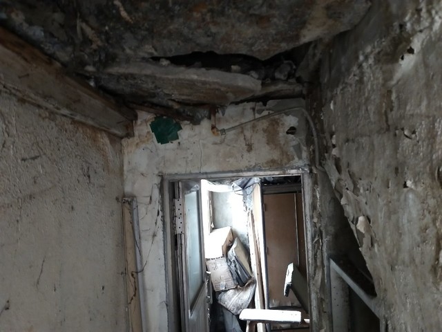 ▲ 서울시 종로구 충신동 1-1번지 일대 ‘충신1구역주택재개발정비구역’내 한 폐가. 천장 콘크리트가 금방이라도 무너질 것 처럼 뜯겨져 내려와있다.ⓒ권영수 기자.