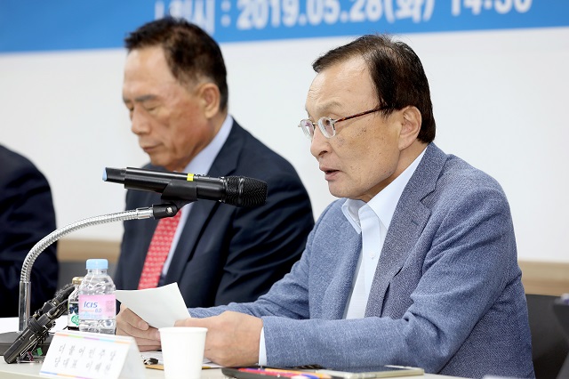 ▲ 28일 오후 서울 중구 한국외식업중앙회에서 열린 '더불어민주당 이해찬 당대표와 외식업계 정책간담회'에 참석한 이 대표가 모두발언을 하고 있다. 왼쪽은 제갈창균 한국외식업중앙회장. ⓒ뉴시스