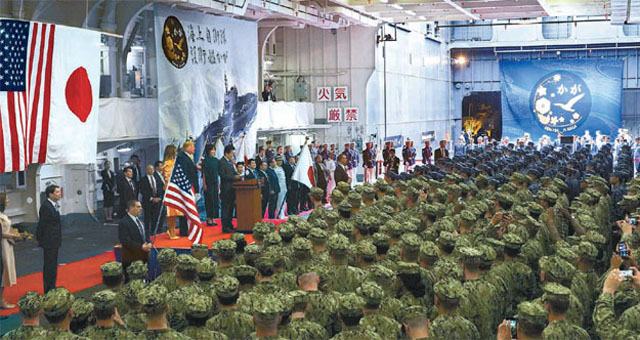 ▲ 미국 대통령으로서는 처음으로 일본 해자대 함정에 오른 도널드 트럼프 대통령과 아베 신조 일본 총리가 자위대원들 앞에서 연설하고 있다. ⓒ뉴시스 AP. 무단전재 및 재배포 금지.