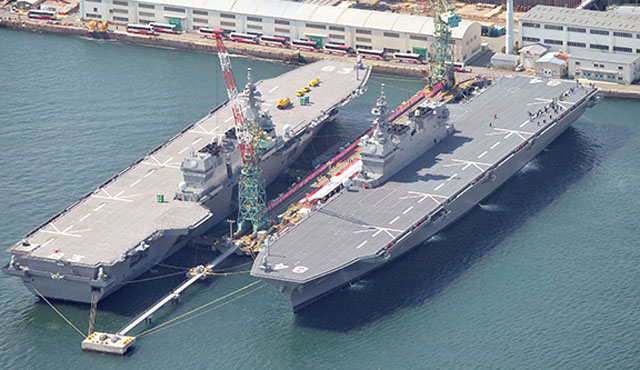 ▲ 日해상자위대에서 가장 큰 함정인 '이즈모'함과 '가가'함이 요코스카 기지에 정박해 있다. 이 배들은 사실상 항공모함이다. ⓒ뉴시스. 무단전재 및 재배포 금지.