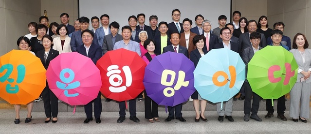 ▲ 청주시는 29일 문화체육회관 대강당에서 한범덕 청주시장, 하재성 청주시의회 의장, 정우택 국회의원, 김덕수 충북주거복지센터 사회적협동조합 이사장을 비롯해 주거복지 관련 기관·단체 약 100여명이 참석한 가운데 ‘청주시 주거복지센터’ 개소식을 했다.ⓒ청주시