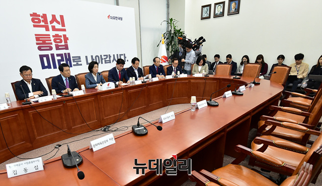 ▲ 나경원 자유한국당 원내대표가 29일 오전 국회에서 열린 강원도 산불피해 후속조치 대책회의에 참석해 발언을 하고 있다. 이날 한국당은 한국전력공사, 문화체육관광부, 국토교통부 등 7개 부처 관계자들에게 참석을 요청했으나 전원 불참했다. ⓒ이종현 기자