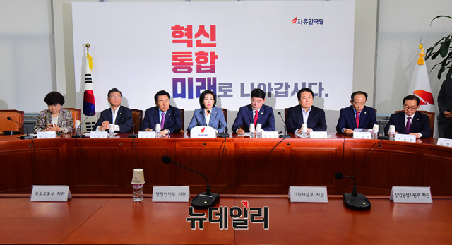 ▲ 29일 국회에서 자유한국당 주최 '강원도 산불피해 후속조치 대책회의'가 열렸으나 관계 부처 차관들이 모두 불참했다.ⓒ이종현 기자