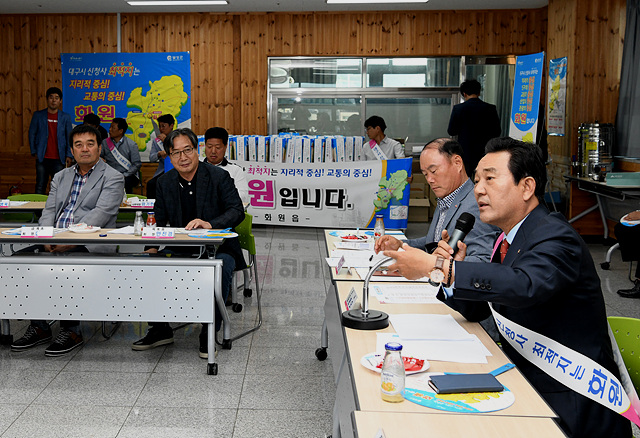 ▲ 김문오 달성군수(오른쪽)가 지난 28일은 지역 내 학교 총동창회 임원과 간담회를 갖고 지역 주요현안을 논의했다.ⓒ달성군