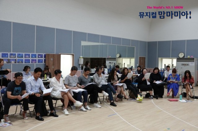 ▲ 뮤지컬 '맘마미아!' 상견례 사진.ⓒ신시컴퍼니