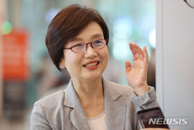 ▲ 서훈 국정원장과 양정철 민주연구원장의 회동에 동석한 것으로 알려진 김현경 MBC 북한전문 기자가 28일 인천국제공항으로 입국하던 중 취재진의 질문에 답하고 있다. ⓒ뉴시스