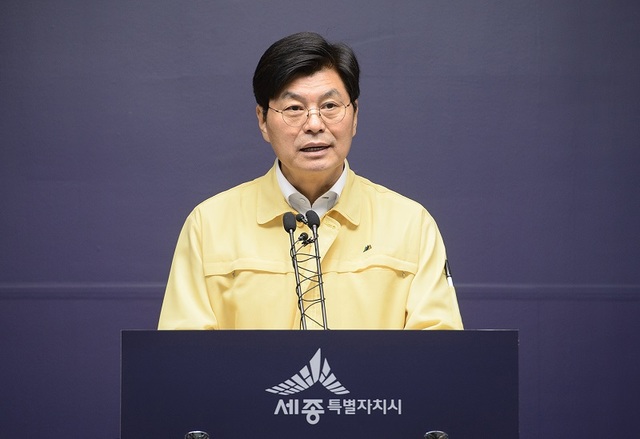 ▲ 이춘희 세종시장이 30일 시청 브리핑룸에서 정례브리핑을 통해 “서창행복주택이 공사 3년 만에 입주하게 됐다”며 “450호 가운데 70%인 317호가 계약을 끝냈고 나머지 133호는 하반기에 입주자를 모집할 계획”이라고 밝혔다.ⓒ세종시