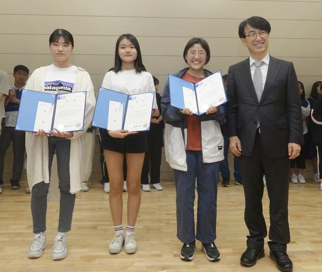 ▲ 전국 민송백일장에서 장원을 차지한 부문별 학생들이 수상 후, 이용걸 세명대 총장(오른쪽)과 기념촬영을 하고 있다.ⓒ세명대