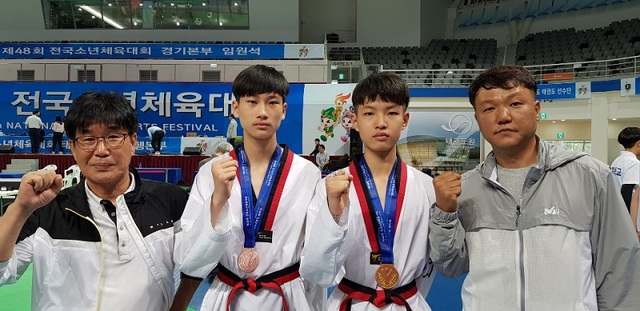 ▲ 지난 25~28일까지 전북도 일원에서 개최된 제48회 전국소년체육대회 태권도 종목에서 부강중 밴텀급 이환희(2학년)와 페더급 서원상 선수(3학년)가 나란히 금메달과 동메달을 차지했다. 사진은 이환희 선수(왼쪽에서 3번째)와 서원상 선수(왼쪽에서 2번째)가 홍영관 교장(왼쪽에서 1번째)과 민경환 코치(왼쪽에서 4번째)와 함께 기념촬영을 하고 있다.ⓒ세종시교육청