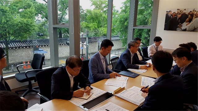 ▲ 김장호 경북도 기획조정실장은 지난 27일 청와대를 방문해 원전소재 자치단체의 요구를 담은 공동 건의문을 전달하고 과세의 필요성을 건의했다.ⓒ경북도