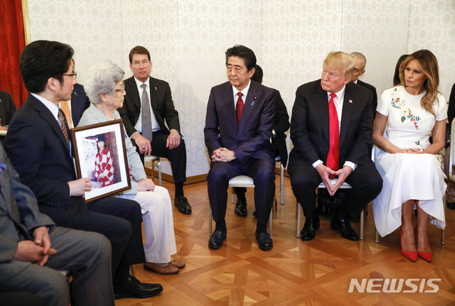 ▲ 지난 27일 트럼프 대통령은 아베 총리와 함께 일본인 납북 피해자 가족들과 만남을 갖고 그들의 이야기를 들었다ⓒ뉴시스.