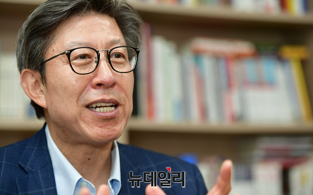 ▲ '보수의 재구성' 저자 박형준 동아대 교수가 30일  인터뷰를 하고 있다. ⓒ정상윤 기자
