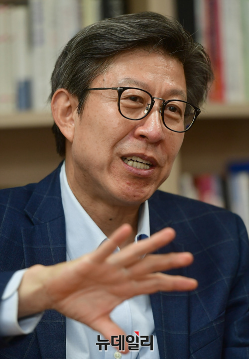 ▲ '보수의 재구성' 저자 박형준 동아대 교수가 30일  인터뷰를 하고 있다. ⓒ정상윤 기자