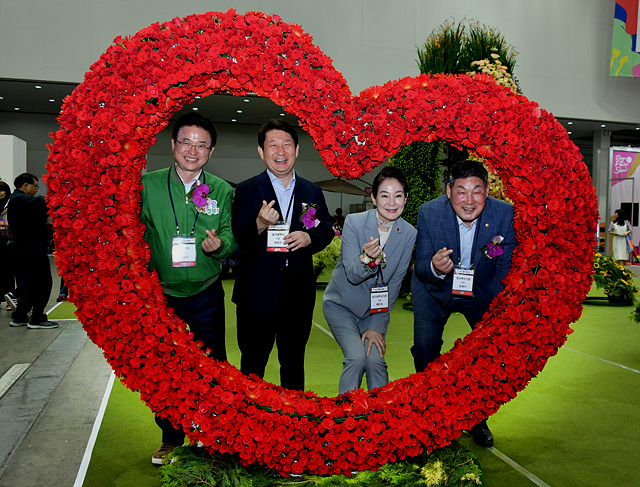 ▲ 제10회 대구꽃박람회 라인투어에 함께한 이철우 지사, 권영진 시장, 배지숙 의장, 장경식 의장(왼쪽부터).ⓒ대구시
