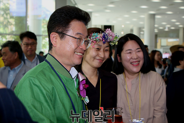 ▲ 행사에 참석한 이철우 경북도지사가 관람객과 함께 기념촬영을 하고 있다.ⓒ뉴데일리