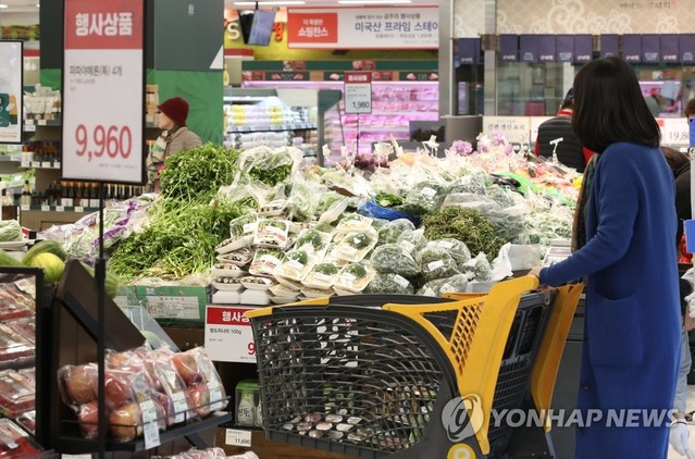 ▲ 통계청이 31일 발표한 '산업활동동향' 보고서를 보면 올해 4월 소비를 보여주는 소매판매액지수는 전월보다 1.2% 감소했다. 사진은 서울 용산구의 한 대형마트의 채소매장.ⓒ연합뉴스
