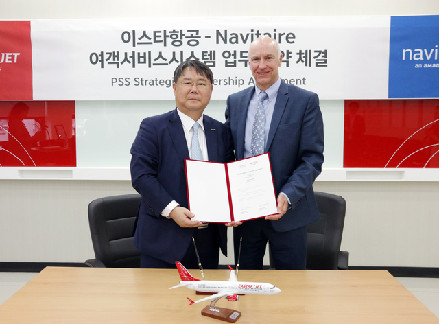 ▲ 30일 서울 강서구 이스타항공 대회의실에서 열린 ‘이스타항공-나비테어 업무협약 체결식’에서 이스타항공 최종구 대표이사(사진 왼쪽)와 나비테어 CEO 데이비드 에반스(사진 오른쪽)가 전략적 협업에 대한 서명을 진행했다ⓒ이스타항공
