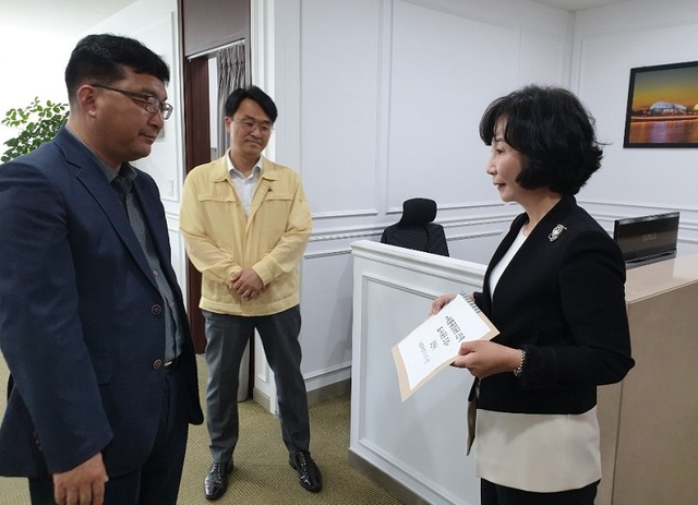 ▲ 송아영 세종시당 위원장 직무대행이 30일 세종중앙공원 2단계를 도시공원으로 조성하기 위한 의견서를 세종시에 제출했다.ⓒ자유한국당 세종시당