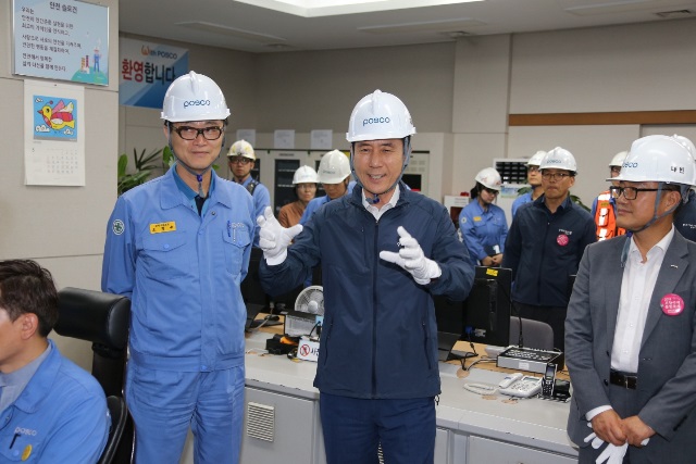 ▲ 이강덕 포항시장(가운데)이 30일 포항제철소를 방문해 오형수 포항제철소장(왼쪽)과 포스코 관계자로부터 현장 설명을 듣고 얘기하고 있다.ⓒ포스코