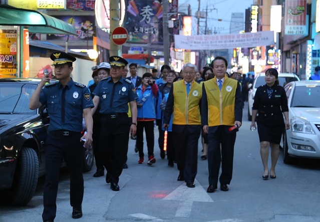 ▲ 세종경찰서가 30일 저녁 7시 조치원역 광장에서 주민과 경찰 등 300여명이 참석한 가운데 골목길 안전 확보를 위한 시민과 함께하는 ‘골목길 안심 순찰’을 진행하고 있다.ⓒ세종경찰서