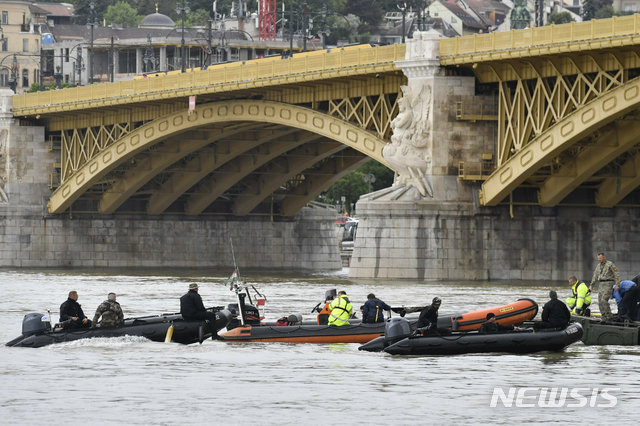 30일(현지시간) 헝가리 유람선 침몰사고가 발생한 부다페스트 다뉴브강 사고 지점에 구조대원들이 구조작업을 벌이고 있다.ⓒ뉴시스