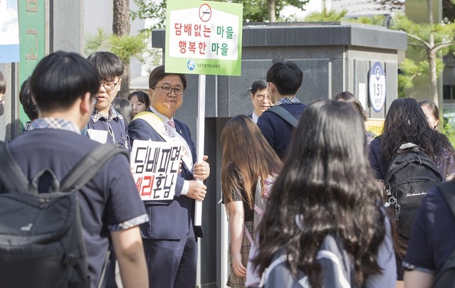 ▲ 세종시교육청이 31일 ‘세계금연의 날’을 맞아 지역사회와 함께 ‘등굣길 합동캠페인 및 하굣길 합동순찰’을 진행하고 있다. 사진은 31일 아름중·아름고에서 최교진 교육감을 비롯한 세종시교육청, 학교 관계자 및 유관기관, 지역사회가 합동으로 등굣길 흡연예방 캠페인을 펼치고 있다.ⓒ세종시교육청
