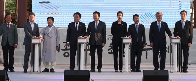 ▲ 제13회 세종대왕과 초정약수 축제가 31일 초정문화공원에서 개막식을 가졌다.사진은 개막식에서 한범덕 시장과 하재성 청주시의장 등이 개막식을 알리는 축하버튼을 누르고 있다.ⓒ청주시