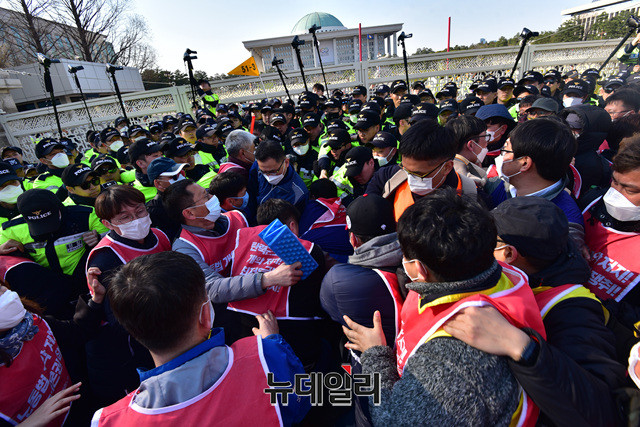 ▲ 민주노총 조합원들이 4월 2일 국회 앞에서 열린 '노동법 개악 저지' 집회에서 국회 난입을 시도하다가 이를 막아선 경찰과 실랑이를 벌이고 있다. ⓒ뉴데일리 DB