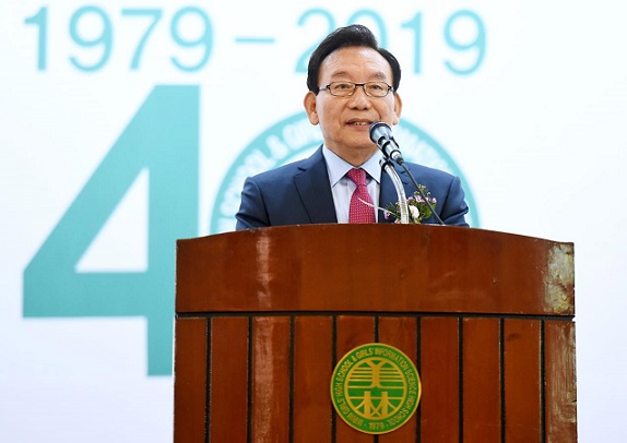 ▲ 30일 서울 관악구 미림여자고등학교에서 열린 '미림여고 개교 40주년 기념식'에서 김기병 미림학원 이사장(롯데관광개발 회장)이 축사를 하고 있다. ⓒ롯데관광개발