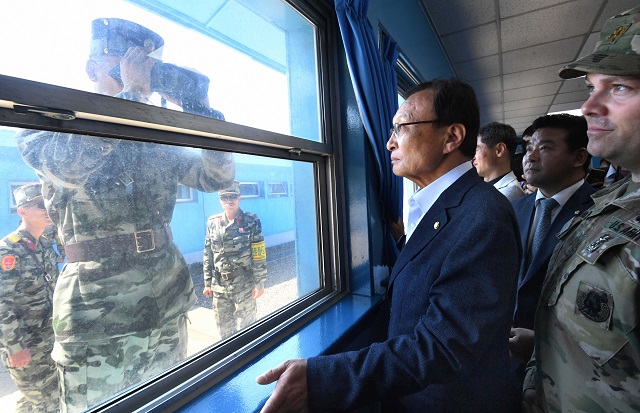 ▲ 더불어민주당 이해찬 대표 등 당 지도부가 4·27 남북공동선언 1주년을 맞아 31일 오전 경기도 파주시 판문점 T2(군사정전위원회 본회의실)를 견학하는 도중 북한군이 내부를 감시하고 있다. ⓒ뉴시스