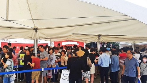 ▲ 세종시에 최근 분양에 들어간 한 아파트 건설사의 모델하우스를 보기 위해 많은 사람들이 줄을 서 기다리고 있다.ⓒ금호산업