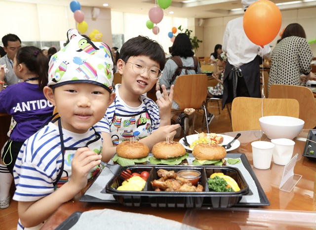 ▲ '임직원 자녀초청행사'에서 요리수업에 참여한 임직원 자녀들. ⓒ현대엔지니어링