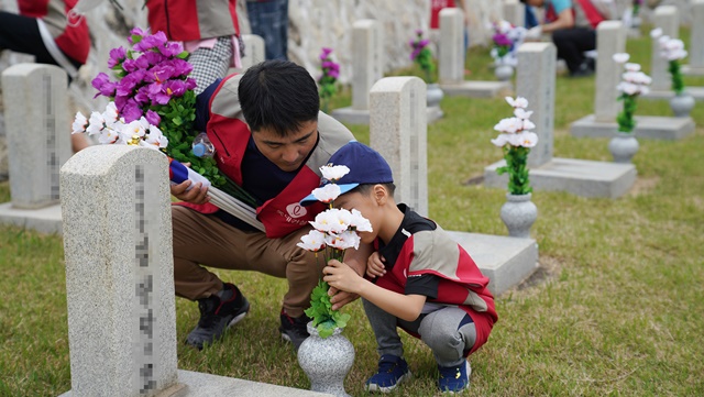 ▲ 롯데건설 임직원 가족이 묘역을 단장하고 있다. ⓒ롯데건설