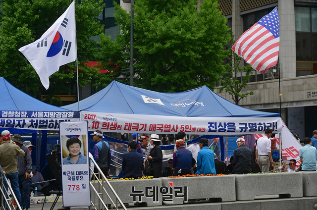 ▲ 서울종로경찰서는 서울 광화문광장에 설치된 대한애국당 농성 천막에서 좌파성향 유튜버와 애국당 당원들이 몸싸움을 벌여 경찰에 입건됐다고 31일 밝혔다.ⓒ정상윤 기자