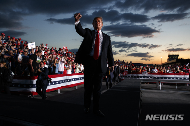 ▲ 21일(현지시간) 펜실베이니아주 몬터스빌에서 대선 캠페인 연설을 마치고 주먹을 쥐어 보이고 있는 트럼프 대통령ⓒ뉴시스.