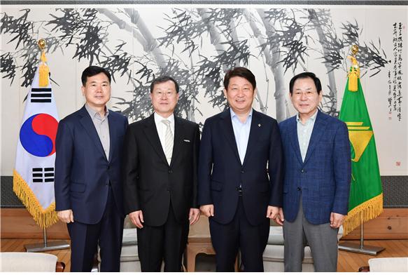 ▲ 왼쪽부터 김승수 자치분권위원회 기획단장, 김순은 자치분권위원회 위원장,
권영진 대구시장, 최백영 대구시 지방분권협의회장.ⓒ대구시