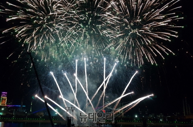 ▲ '2019포항국제불빛축제'가 차분한 분위기속에 축포를 올렸다.ⓒ뉴데일리