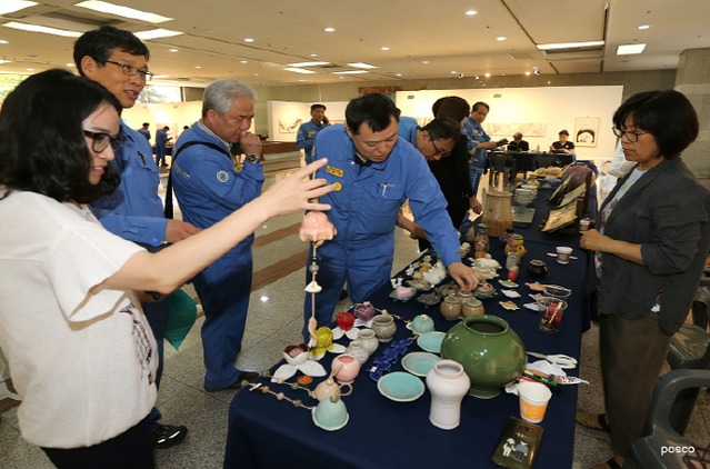 ▲ 31일 열린 예술시장 프리마켓에서 포스코 임직원들과 포항시민들이 지역 예술가들의 아트 상품을 둘러보고 있다.ⓒ포스코