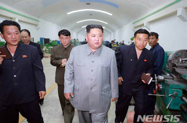 ▲ 자강도 강계지역 무기공장들을 찾은 김정은. ⓒ뉴시스. 무단전재 및 재배포 금지.