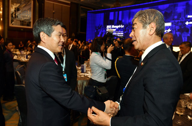 ▲ 싱가포르 샹그리라 대화에서 악수를 나누는 정경두 한국 국방장관과 이와야 다케시 일본 방위성 장관. ⓒ국방부 제공.