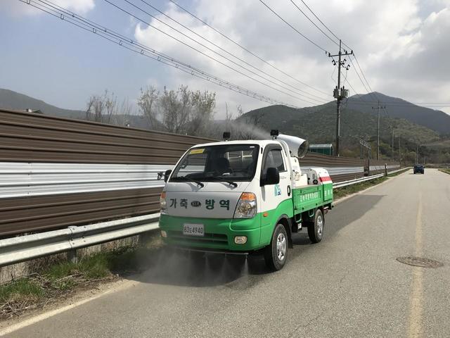 ▲ 문경시는 지역 내 돈사와 진입로를 수시로 소독하고, 발생국 여행자 등을 대상으로 홍보활동을 강화하는 등 차단방역에 총력을 기울이고 있다.ⓒ문경시