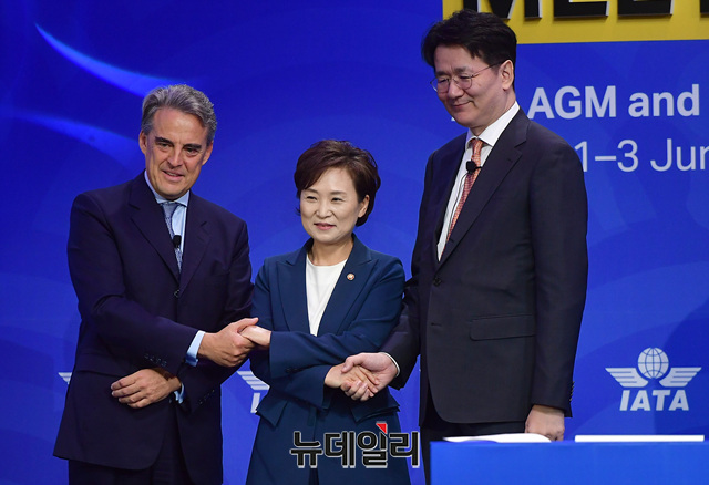 ▲ (사진 왼쪽부터) 알렉산드르 드 주니악 IATA 사무총장, 김현미 국토부 장관, 조원태 한진그룹 회장ⓒ정상윤 기자