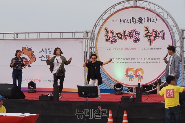 ▲ 지난 1일 서산축협 한우풀라자에서 열린‘2019 서산 육산(肉産) 한마당 축제’ 에서 여성들이 무대 위에서 장기 자랑으로 춤 대결을 펼치고 있다.ⓒ김정원 기자