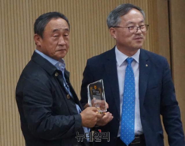 ▲ 최기중 서산축협 조합장이 지난 1일 강우현 제주 탐나라공화국 대표에게 감사패를 전달하고 있다.ⓒ김정원 기자