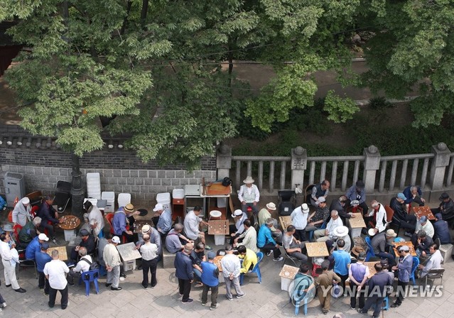 ▲ 2일 오후 서울 종로구 탑골공원 담장 아래서 노인들이 장기를 두고 있다. 

베이비붐 세대(1955∼1963년생)가 고령 인구로 본격 진입하고, 초저출산이 지속하면서 한국경제의 성장 엔진인 15∼64세 생산연령인구가 내년부터 급감하기 시작한다. 올해 5만5천 명 줄어드는 데 그쳤던 생산연령인구는 내년부터 2029년까지 연평균 33만 명 가까이 줄어든다. ⓒ연합뉴스