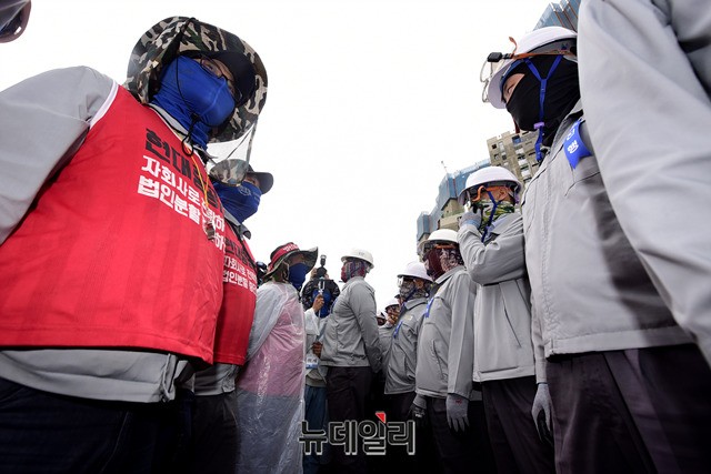 ▲ 지난 31일 현대중공업 물적분할에 반대하는 노동조합이 이를 막으려는 사측과 대치하고 있다. ⓒ뉴데일리 박성원 기자