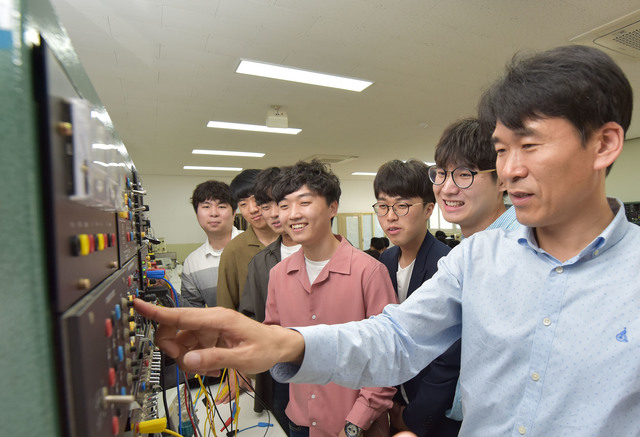 ▲ 영진전문대학교 ‘일본전기반’1기 학생(2년)들이 김정호 교수의 지도를 받으며 PLC실습을 받는 모습.ⓒ영진전문대