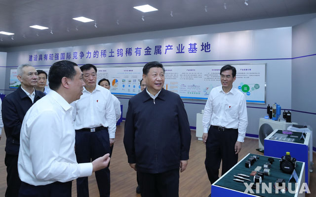 ▲ 류허 부총리와 함께 희토류 공장을 찾은 시진핑 중국 국가주석. ⓒ뉴시스 신화. 무단전재 및 재배포 금지.